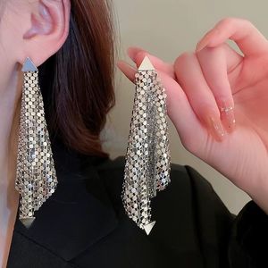 Nuevo 2024 moda mujer plata aguja triángulo lentejuelas Irregular exagerado una pieza estilo Metal pendientes - Product Image 4