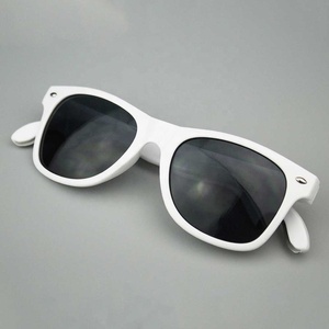 Gafas de <span class=keywords><strong>Sol</strong></span> Promocionales con Logotipo Personalizado al por Mayor 2026, Gafas de <span class=keywords><strong>Sol</strong></span> de Plástico Negras para Beber, Abridor de Botellas de <span class=keywords><strong>Cerveza</strong></span> Barato para Fiestas, Protección UV 400 - Product Image 3