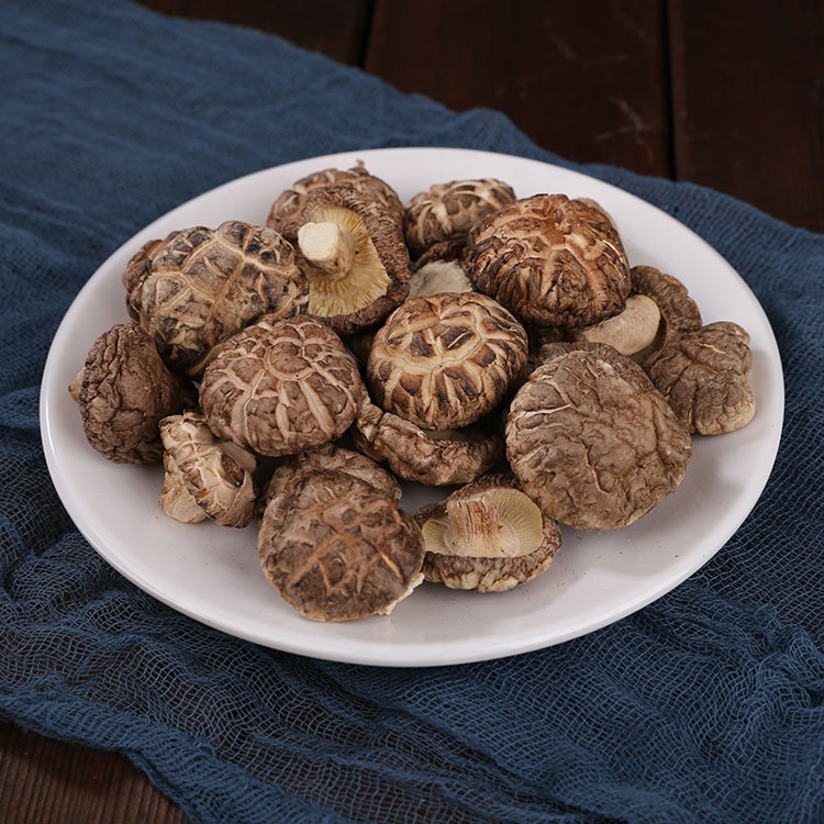 Китайский сушеный гриб шиитаке высокой пищевой ценности, 4-6 см