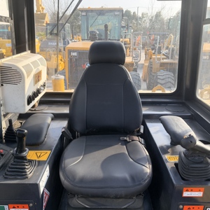 Bulldozer sur chenilles Caterpillar CAT D7G d'occasion en bon état, prix compétitif, livraison rapide pour les travaux miniers et de construction routière - Product Image 2
