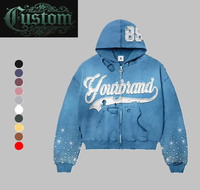 Sudadera con capucha corta y cremallera, estilo streetwear, con bordado personalizado desgastado, efecto descolorido por el sol y pedrería, con rotos.
