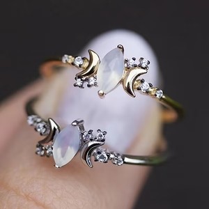 Anello a Forma di Luna per Donne, Gioiello Elegante e Raffinato da Indossare sul Dito - Product Image 2