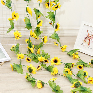 Vignes artificielles de tournesol Hanxi jaunes, 17 têtes, grandes fleurs en soie pour décoration intérieure et extérieure, style moderne et simple - Product Image 1