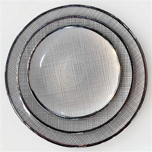 Assiettes décoratives blanches en perles avec bordure argentée pour mariages et événements (vente en gros) - Product Image 2