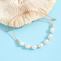 Bracelet en résine plaqué or avec perles blanches, perles intercalaires en forme de boule, nœud coulissant réglable, style bohème plage, fait main pour femme, cadeau