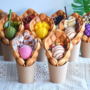Modelo de Comida Realista de Bolas de Fresa con Salsa de Caramelo Dulce y Textura Esponjosa de Waffle de Burbujas, con Cuchara Ligera para Helado, Accesorios de Exhibición - Product Image 2