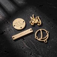 Étiquettes métalliques 3D gaufrées personnalisées écologiques en gros pour l'industrie du vêtement