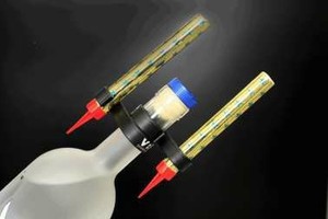 ที่หนีบพลาสติกสำหรับใส่เทียนวันเกิดรูปขวดแชมเปญ พร้อมประกายไฟ น้ำพุไฟ ปลอดภัย สำหรับงานปาร์ตี้ งานแต่งงาน คลับกลางคืน และเค้ก - Product Image 6