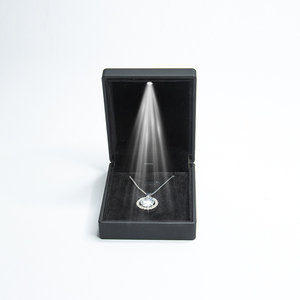 Boîte à bijoux de luxe Everwin de haute qualité, design rectangulaire LED, boîte de présentation pour collier - Product Image 3