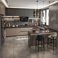 Îlot de cuisine moderne bicolore gris clair et bois foncé, écologique, avec appareils encastrés, niche LED, cuisine ouverte sur mesure