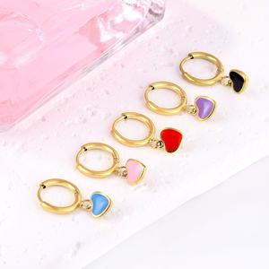 Pendientes de Aro Minimalistas Personalizables de Acero Inoxidable con Baño de Oro de 18K y Colgante de Corazón Esmaltado al por Mayor - Product Image 1
