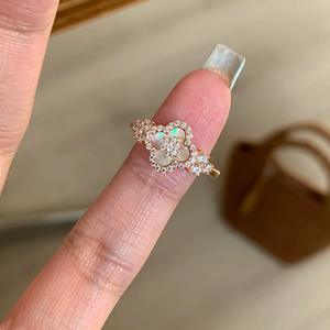 Anelli di Lusso con Cristalli e Strass, Fiore Portafortuna in Conchiglia Rosa e Zircone, Anello a Quadrifoglio per Donne e Ragazze - Product Image 2