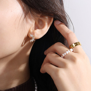 Pendientes Huggie de Oro con Aro y Circonita Blanca en Forma de Flor, Engaste de Garra, Joyería de Fiesta, Pendientes de Moda para Mujer EH865 - Product Image 4