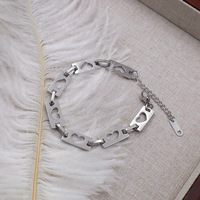 Prix de gros Bracelet chaîne cœur en plaqué or 18 carats de haute qualité Bracelet chaîne cœur creux en acier inoxydable pour femmes