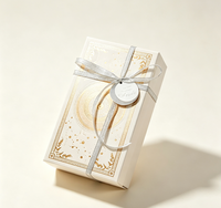 Boîte cadeau rectangulaire personnalisée de luxe en feuille d'argent recyclable avec fermeture magnétique, ruban argenté et étiquette pour bonbons et chocolats de mariage