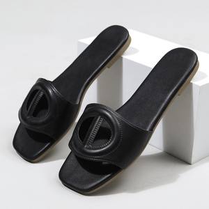 Женщина носит модные сандалии на плоской подошве в качестве верхней обуви для женщин - Product Image 5