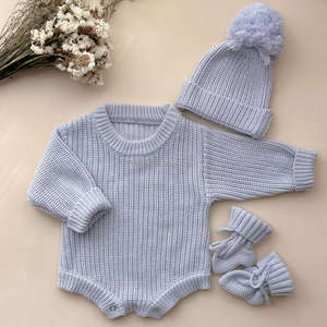 Conjunto <span class=keywords><strong>de</strong></span> 3 piezas <span class=keywords><strong>de</strong></span> punto <span class=keywords><strong>para</strong></span> recién nacido: pelele, gorro y calcetines, en azul polvoriento, <span class=keywords><strong>de</strong></span> punto acanalado grueso, ideal como regalo <span class=keywords><strong>para</strong></span> baby shower. - Product Image 1