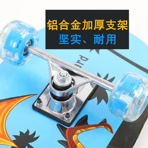 Patinete de cuatro ruedas de arce con luces LED 2808 para niños y adolescentes, estilo push, venta al por mayor de fábrica - Product Image 1