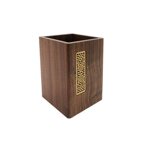 Portalápices Cuadrado de Madera de Nogal Negro 110x80x80mm con Incrustaciones de Latón, Caja de Almacenamiento para Escritorio de Oficina - Product Image 1