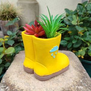 Maceta con Forma de Botas de Lluvia, 4'', Pequeña, de Resina Amarilla, con Orificio de Drenaje, Hecha a Mano, para Exteriores, con Logotipo Personalizado - Product Image 4