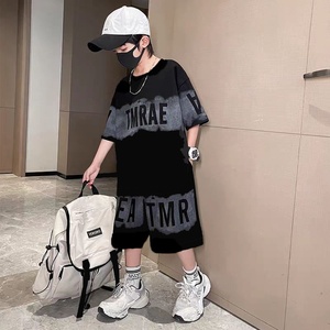 Completo Estivo per Ragazzi 2026: Set Maglietta e Pantaloncini in Misto Cotone con Motivo a Lettere, Stile Sportivo ed Elegante - Product Image 3