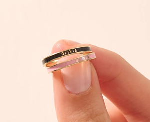 Moda mujer último diseño de moda Acero inoxidable blanco negro Rosa Pave esmalte bufanda incrustaciones nombre personalizado anillos de dedo joyería - Product Image 2