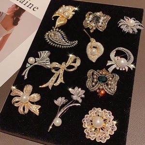 Novo Broche Luxuoso e Elegante em Formato de Flor com Strass Brilhantes e Pérolas – Acessório de Design de Alta Qualidade - Product Image 1