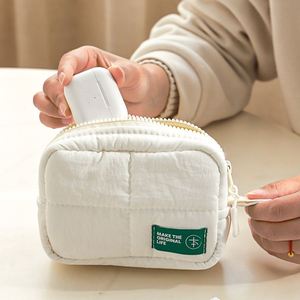 Sac de toilette de voyage élégant et imperméable avec fermeture éclair en velours, grande capacité pour ranger les articles de toilette - Product Image 1