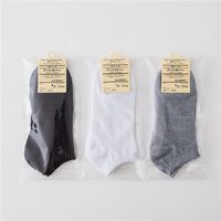 Vente en gros de chaussettes invisibles en polyester respirant pour hommes, chaussettes courtes décontractées à la cheville, caractéristique antibactérienne pour le logo du bas du printemps et de l'été