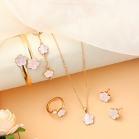 Juego de Joyas de Flor de la Suerte con Pulsera, Collar de Trébol de Cinco Hojas, Anillo y Pendientes Bañados en Oro de Aleación