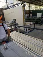 Machine à tisser les tapis en jonc et les bandeaux pour rideaux en aiguilles de pin
