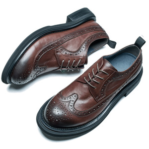 Zapatos de cuero informales formales de negocios de moda para hombres con grabado de brocado de punta redonda británica con suelas gruesas, zapatos de boda con estilo - Product Image 5
