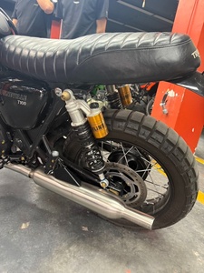 Motocicleta Usada de Segunda Mano, Marca Británica T100 Negra, Modelo 2023, 10500 km, Marca T100, Calidad Premium de una Reconocida Marca Británica - Product Image 3