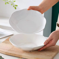 Assiettes de Dîner et de Dessert en Porcelaine Céramique Blanches à Bord Irrégulier Uniques pour Restaurants et Hôtels