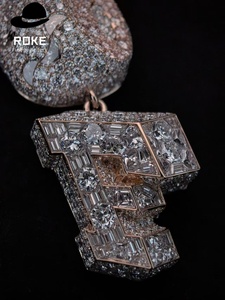 <span class=keywords><strong>Pendentif</strong></span> vertical personnalisé en <span class=keywords><strong>or</strong></span> rose 10K avec <span class=keywords><strong>initiale</strong></span> ou nom, serti de diamants de laboratoire taillés irrégulièrement de 3 pouces - Product Image 4