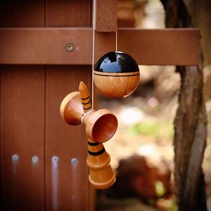 Sword Jade Kendama Japonés Profesional para Principiantes, con Acabado de Madera y Líneas de Grado Superior, Bola de Habilidad - Product Image 1