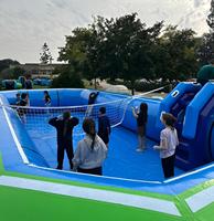 Terrain de volley-ball aquatique gonflable avec filet pour événements estivaux et team building