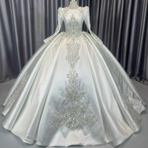 Vestido de Novia Musulmán Lscm74 Personalizado de Satén con Mangas Largas, Espalda Descubierta, Apliques, Escote Corazón y Cola Capilla - Product Image 2