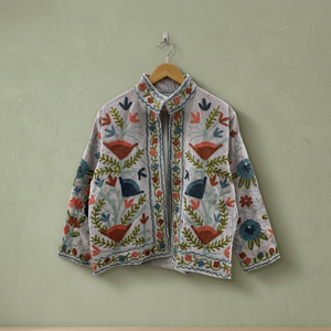 Chaqueta de Terciopelo Beige Taupe para Mujer, Estilo Suzani, Bordada a Mano con Diseño Floral, Chaqueta Corta con Forro a Rayas para Invierno, Venta al Por Mayor OEM - Product Image 1