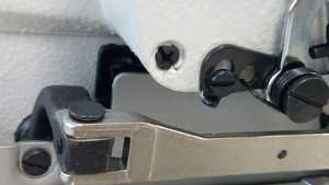 <span class=keywords><strong>Machine</strong></span> à <span class=keywords><strong>coudre</strong></span> industrielle à double aiguille à grande vitesse, point plat surjeteur à quatre fils pour vêtements de bébé RNEX4-4 - Product Image 6