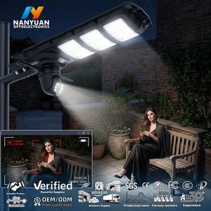 Lampadaire solaire LED avec caméra CCTV WiFi 4G, 3 objectifs, 4MP, éclairage solaire couleur pour jardin et cour - Product Image 1