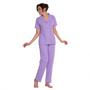 Ensemble de pyjama pour femme, violet, manches courtes, coupe classique, 100% coton popeline, pantalon long, col rabattu, fermeture boutonnée - Product Image 1