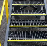 Panneaux de grille moulés en fibre de verre (FRP/GRP) gris sur mesure 38x38x38mm pour passerelle surélevée à drainage ouvert en maille