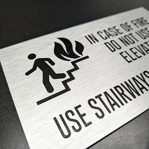 Panneau de sécurité incendie en aluminium argenté métallisé, signalisation personnalisée imprimée UV, « Utiliser les escaliers, pas l'ascenseur », avertissements électriques - Product Image 1