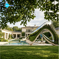 Sculpture de toboggan de piscine moderne 3D en acier inoxydable 316 poli de luxe pour l'élément aquatique de piscine extérieure