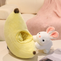 Combinaison amusante de lapin en peluche vivant dans un oreiller de carotte orange en coquille de fruit