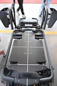 Machine <span class=keywords><strong>Mega</strong></span> Reformer en gros directement <span class=keywords><strong>de</strong></span> l'usine, équipement <span class=keywords><strong>de</strong></span> fitness multifonctionnel durable pour centre <span class=keywords><strong>de</strong></span> remise en forme commercial - Product Image 3