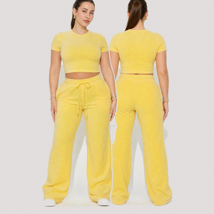 Ensemble de vêtements de sport décontractés pour femmes en deux pièces de haute qualité avec logo personnalisé, tissu en velours respirant - Product Image 1