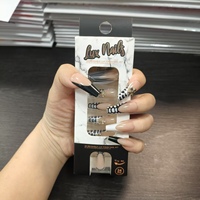 Uñas postizas francesas al por mayor, estilo ataúd, largas, con efecto ombré, estampado de serpiente en blanco y negro, con dije de cruz metálica, de ABS, reutilizables.