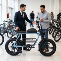 Vélo électrique rétro à gros pneus avec phare LED pour exposition en showroom, modèle Cruiser pour démonstrations en magasin